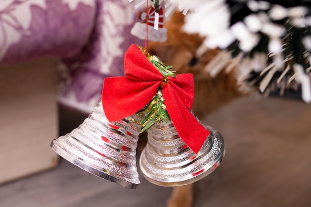 Campanas de plata de la decoración de Navidad en el primer plano del árbol