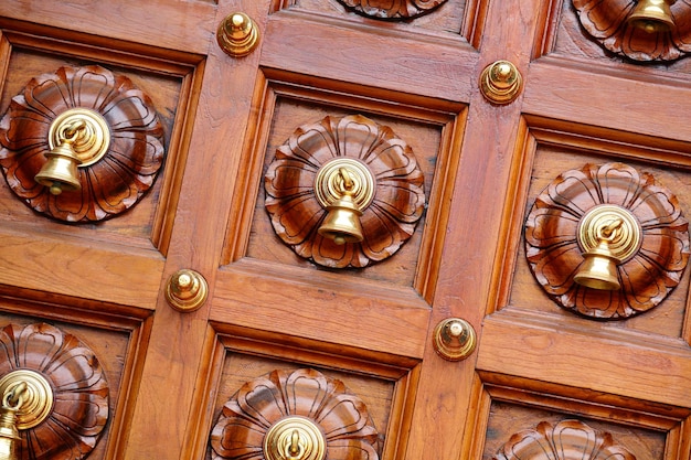 campanas de la puerta del templo en el templo de la india