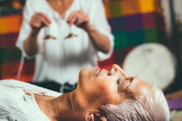 Foto las campanas tibetanas en la terapia de sonido