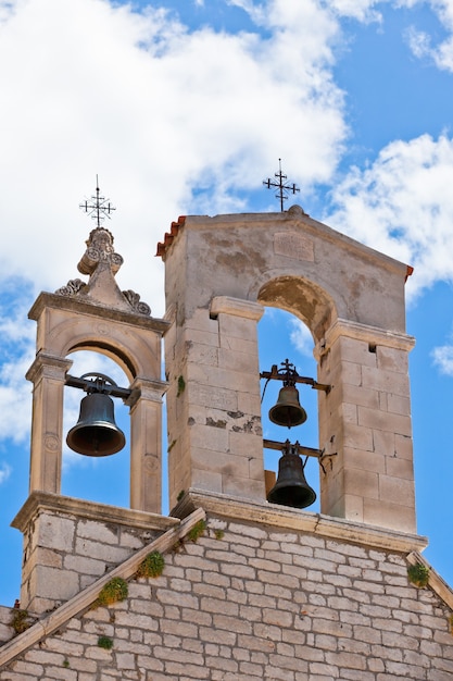 Campanas en la torre de la iglesia croata con el cielo azul de fondo