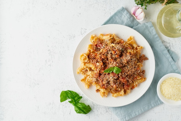 Campanelle de pasta boloñesa con carne picada y salsa de tomate