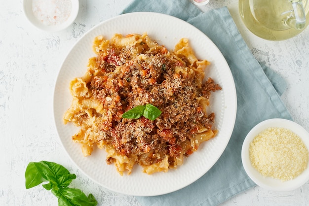 Campanelle de pasta boloñesa con carne picada y salsa de tomate