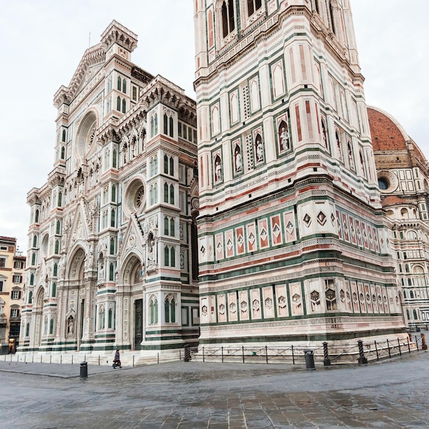 Campanile de Giotto e praça Duomoon na manhã