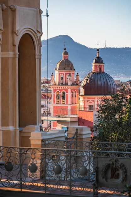 Campanile e cúpula em Chiavari