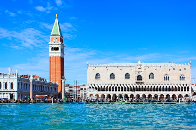 El Campanile y el Palacio Ducal en la plaza San Marco, Venecia, Italia