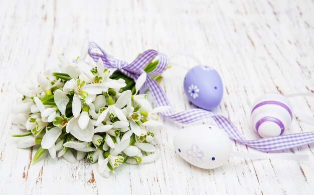 Campanillas de invierno y huevos de pascua