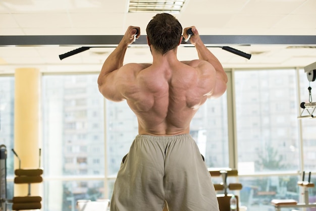 Campeão fazendo pullups