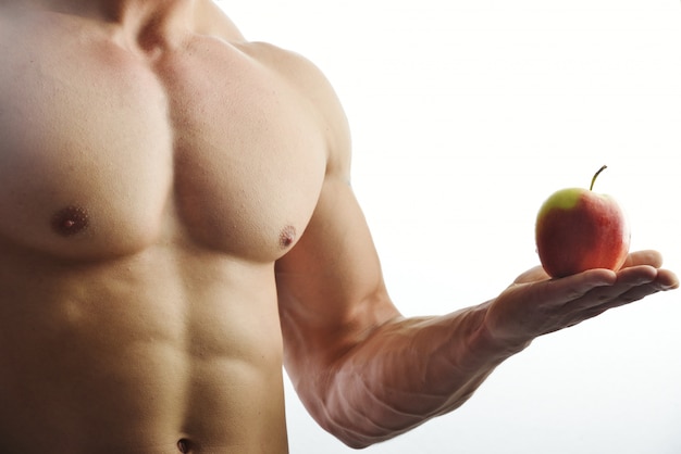 Campeón de constructor de cuerpo posando en estudio