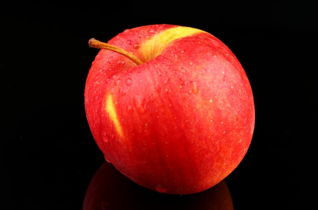 Campeón de manzana sobre una superficie negra