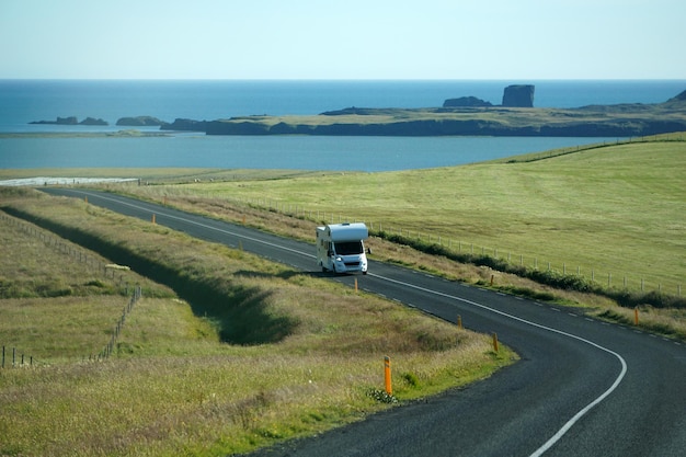 Camper blanco conduciendo en una vista frontal de la carretera