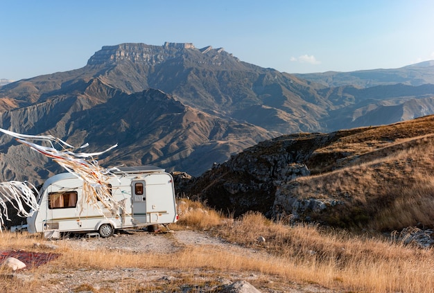 Foto camper decorado con cintas contra el telón de fondo de las montañas de otoño cerca del pueblo de golotl en la región de khunzakh de la república de daguestán