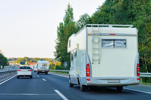 Camper rv en la carretera, Eslovenia.