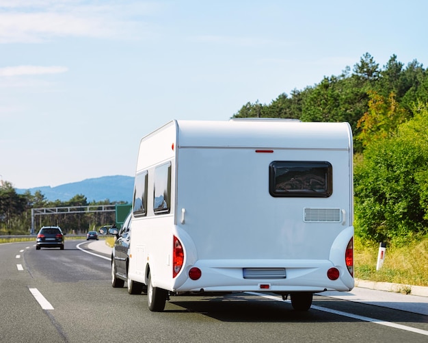 Camper rv na estrada, Eslovénia.