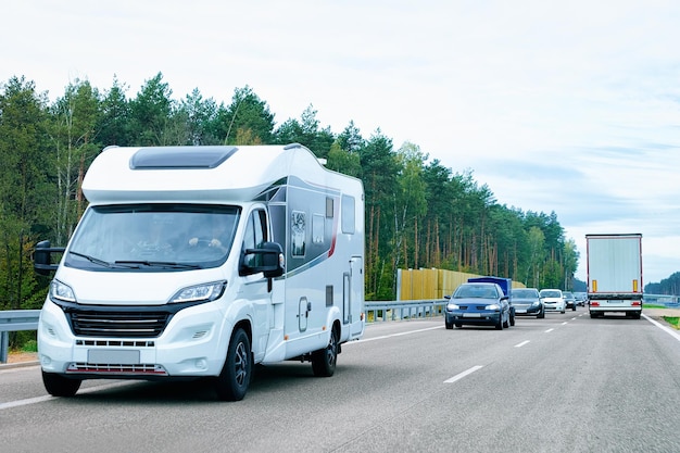 Camper rv na estrada na Polônia.