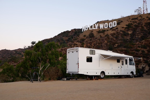 Camper Van RV auf Roadtrip auf Hollywood Hills geparkt