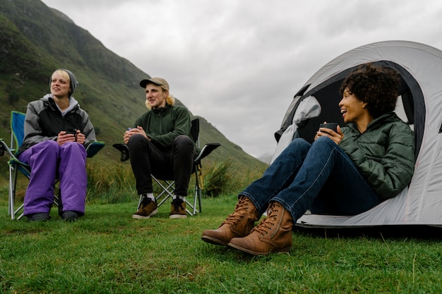 Campergruppe in den schottischen Highlands