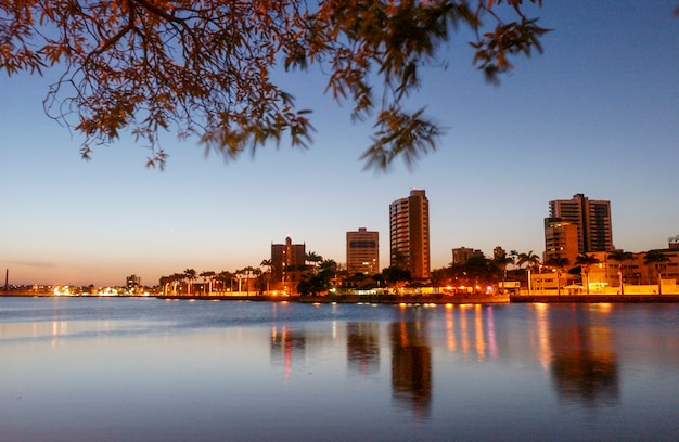 Campina grande paraíba brasil crepúsculo no antigo açude