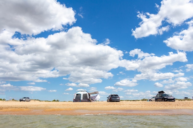 Camping am Meer an einem Sandstrand. Outdoor-Aktivitäten.