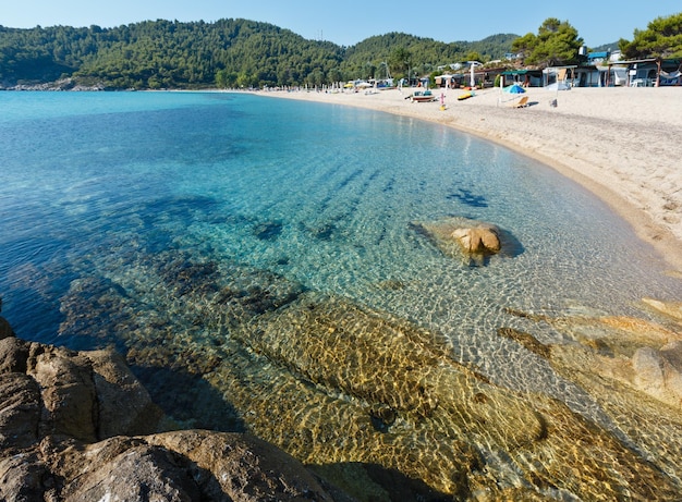 Camping am Sommermorgen Platanitsi Strand auf der Halbinsel Sithonia (Chalkidike, Griechenland). Menschen sind nicht wiederzuerkennen.