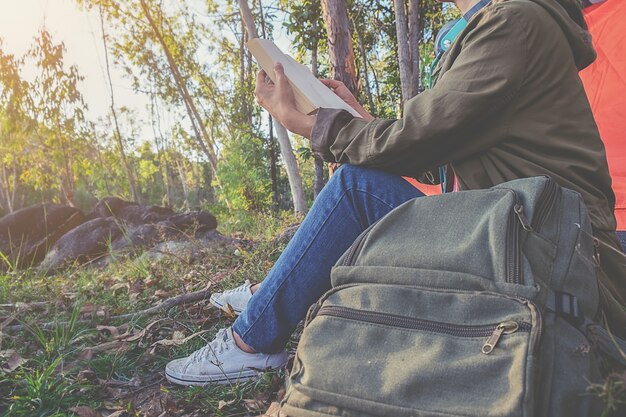 Foto camping en un bosque. escena de la mañana con la tienda de campaña en el bosque verde cerca del lago