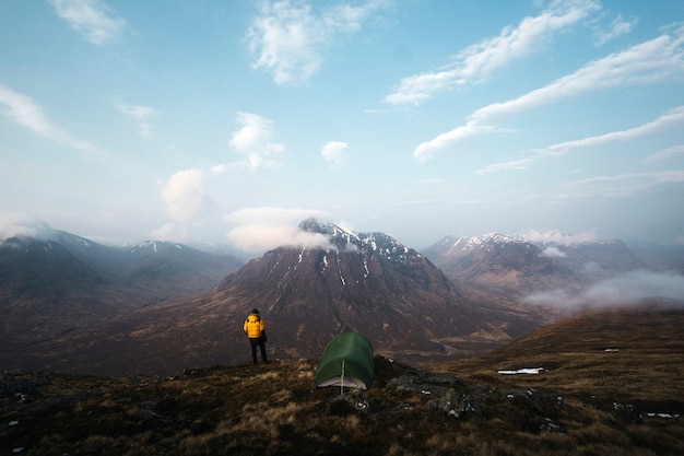 Camping en un brumoso Glen Coe en Escocia