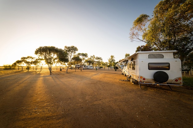 Camping con caravanas a la luz de la mañana en Hyden Western Australia