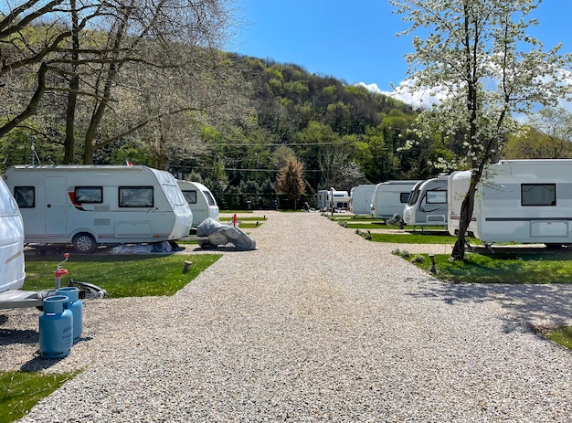 Camping de caravanas en la naturaleza con remolques de viaje. Riva, Estambul, Turquía - 04 abril 2022