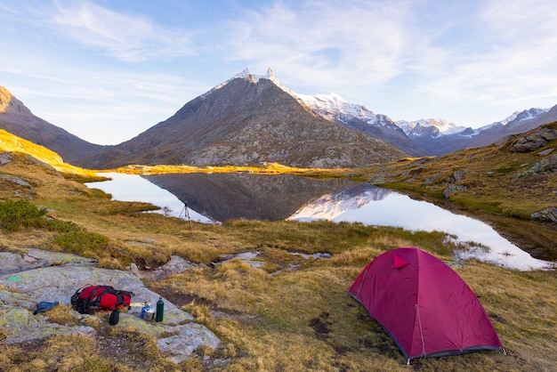 Camping con carpa cerca del lago de gran altitud en los Alpes