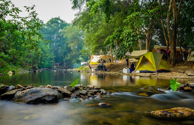 Foto camping y carpa cerca del río en parque natural