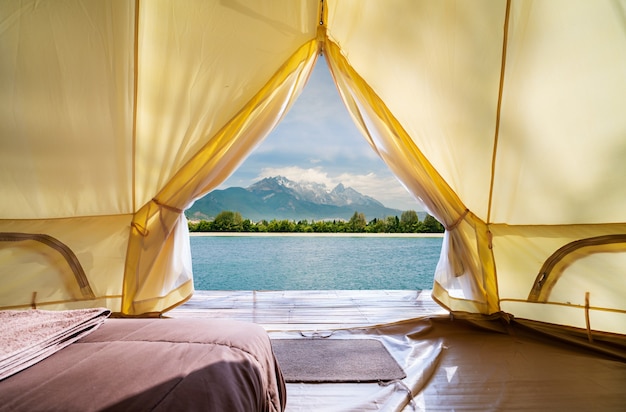 Foto camping y carpa en las montañas cerca del lago.