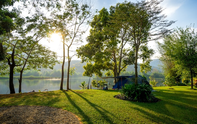 Foto camping y carpa en parque natural con puesta de sol.