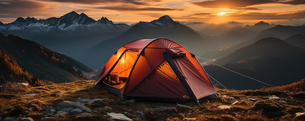 Camping en la cima de la montaña al atardecer Panorama