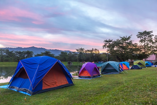 Camping com barraca na grama verde