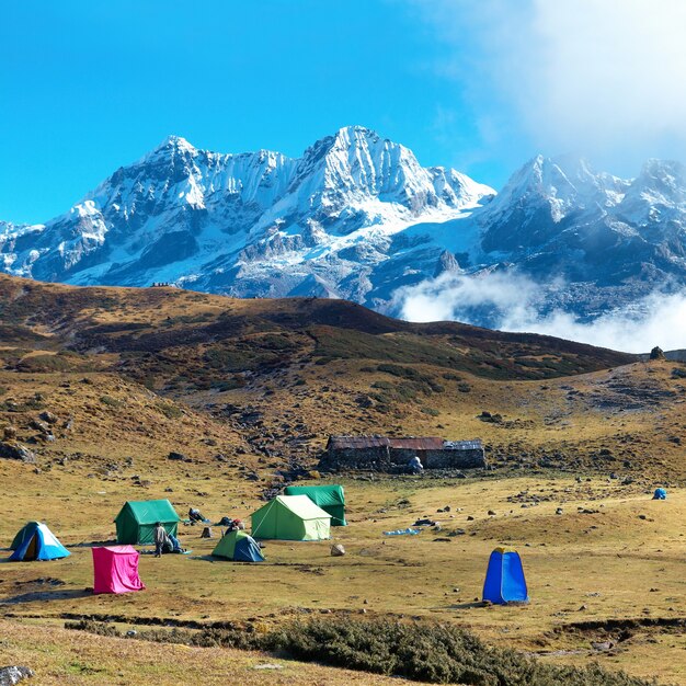 Camping com barracas no topo de altas montanhas