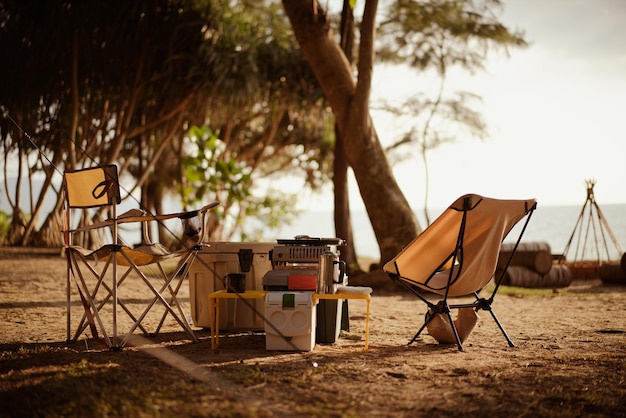 Camping compacto para dois em um parque à beira da praia com luz quente