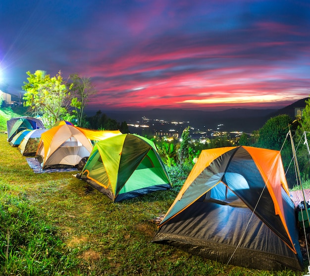 Camping e barraca no topo da montanha