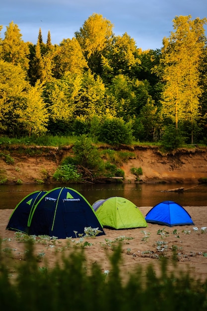 Camping e barraca perto do rio