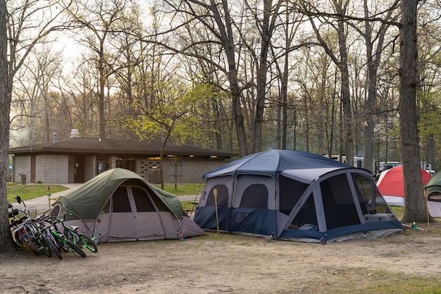 Camping e tendas no acampamento na primavera