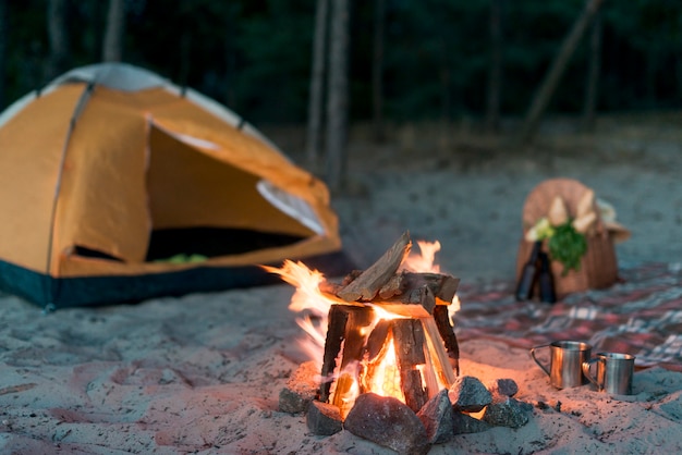 Camping Feuer brennt in der Nähe des Zeltes