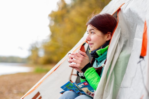 Camping glückliche Frau