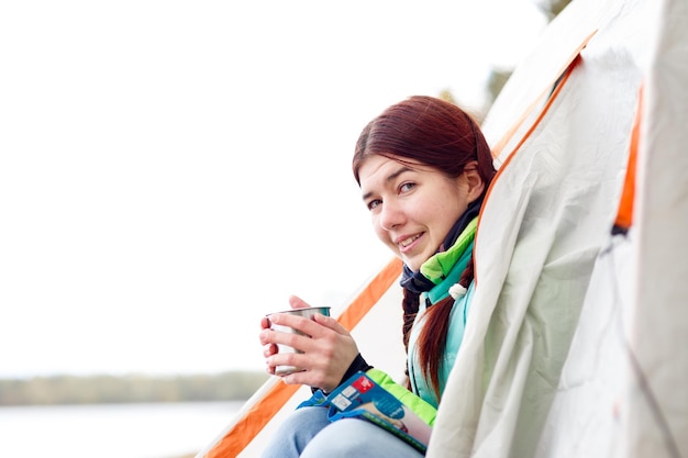 Camping glückliche Frau