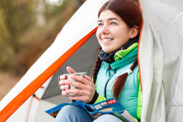 Camping glückliche Frau