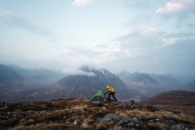 Camping im nebligen Glen Coe in Schottland