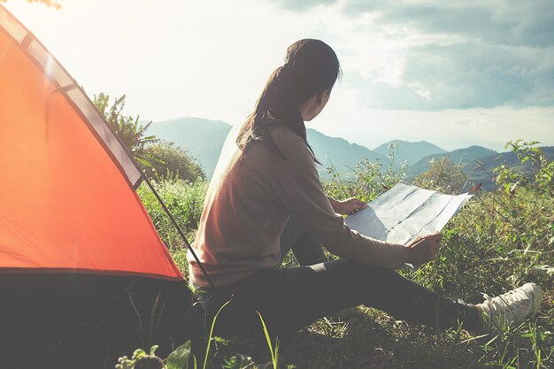 Camping in einem Wald. Morgenszene mit Touristenzelt im grünen Wald in der Nähe des Sees. Outdoor Lifestyle.selective Fokus.