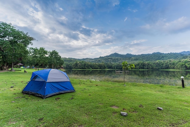 Foto camping junto al lago para visitantes en el centro de ecoturismo y estudios naturales jedkod pongkonsao, saraburi, tailandia