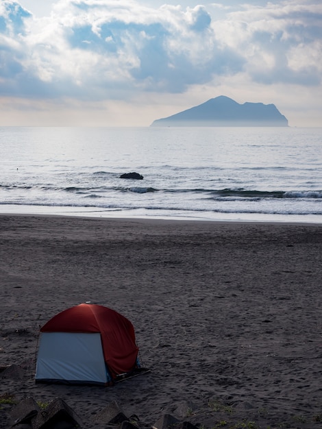 Camping junto al mar, frente a la isla Guishan (tortuga) en Yilan, Taiwán.