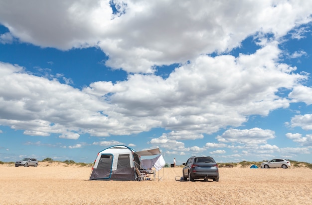 Foto camping junto al mar en una playa de arena. actividades al aire libre.