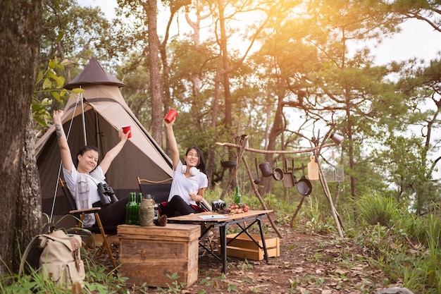 Camping-Konzept Gruppe verschiedener Freunde, die zusammen Sommerfest genießen