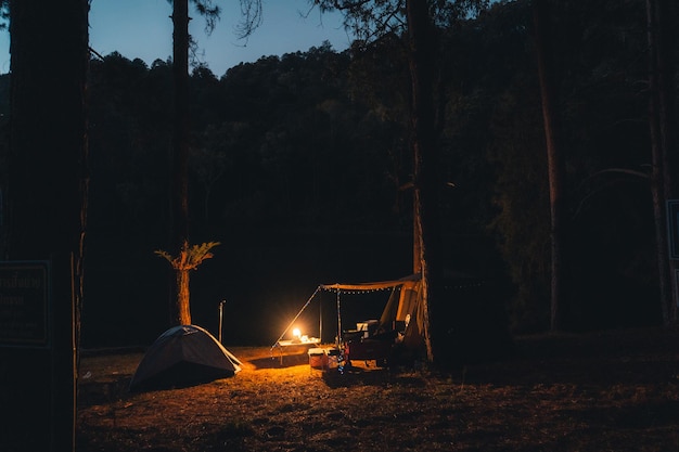 Camping manchas reservatórios e árvores no início da manhã