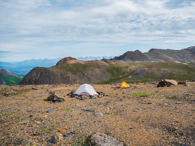 Camping en una meseta rocosa de gran altitud. Dos carpas en el fondo de alta montaña.